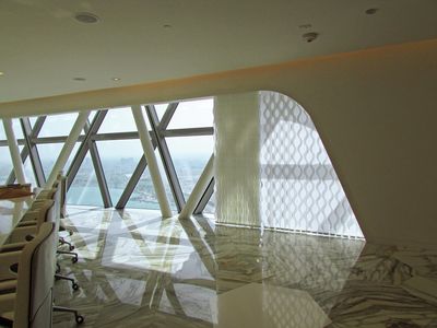 Sistemas de bandas verticales, SG 2960, Multi Visio, Room shot "Al Bidda Tower", Doha, Qatar, Vertical Waves