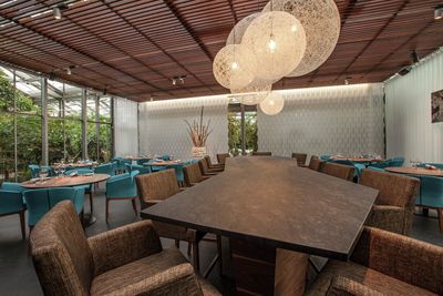 Systèmes de rideaux à bandes verticales, SG 2950, Multi Visio, Room shot "Oona the Restaurant", Frutigen, Switzerland, Vertical Waves